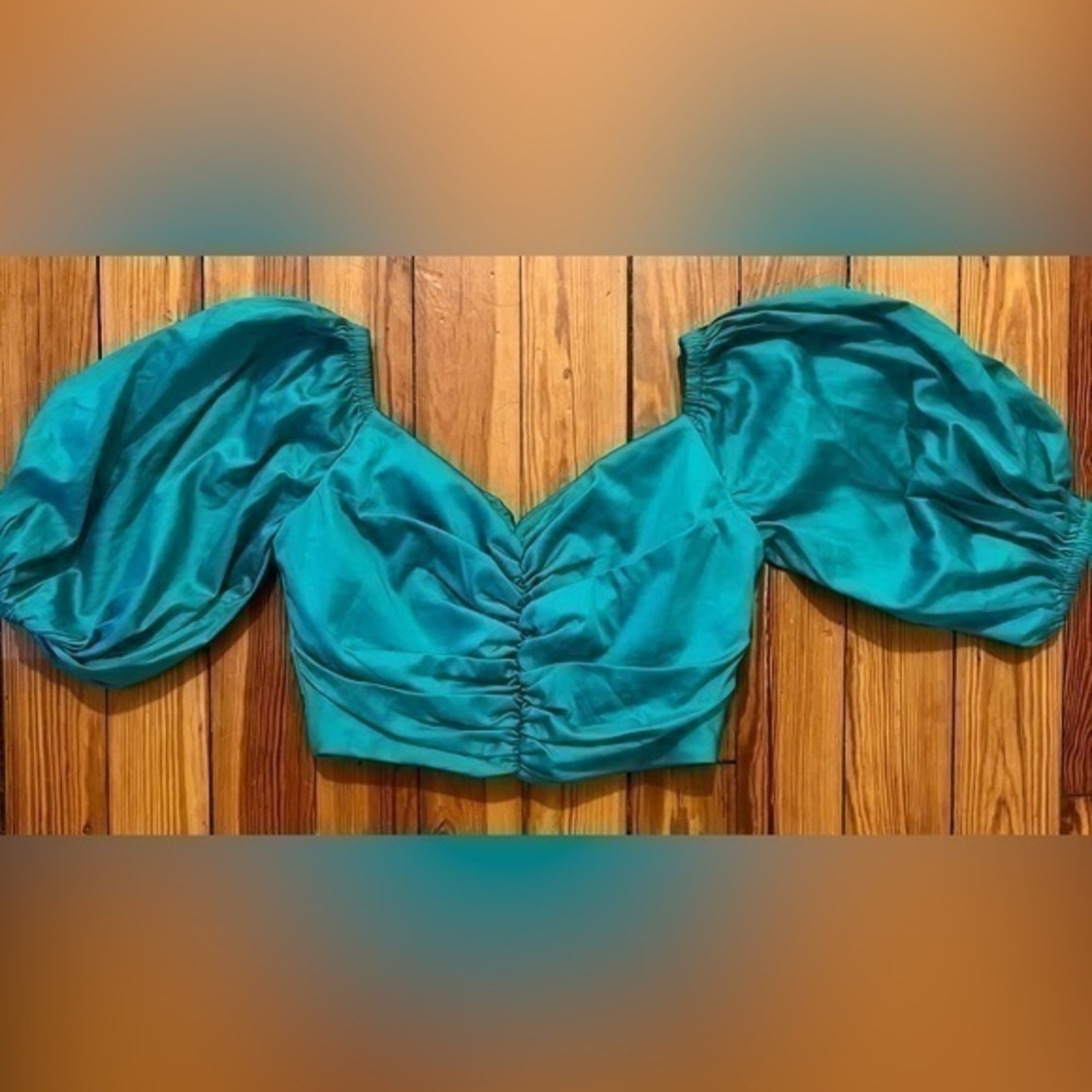 NWT iORANE Revolve Puffed Sleeve Crop in Emerald Green - S